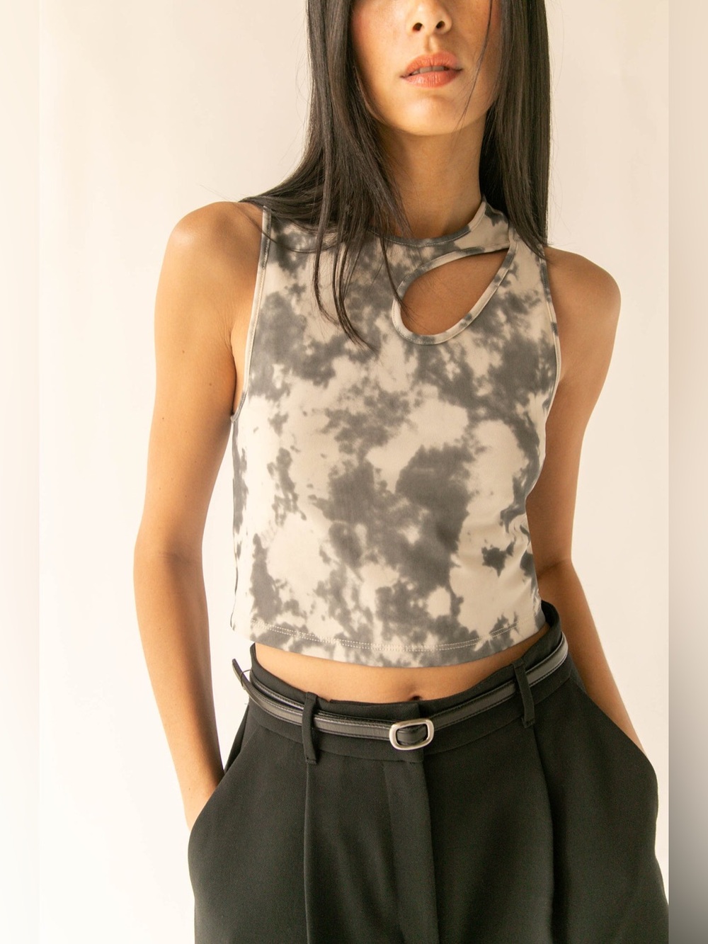 🆕 NWT | CROPPED TANK WITH CUTOUT | Gray White tie dye print